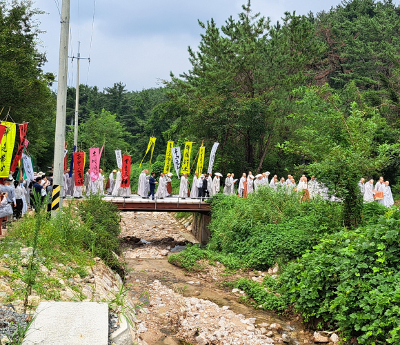 영결식에 참석한 스님과 신도들이 만장을 들고 다비장으로 가고 있는 모습ⓒ시사저널 이승표 기자&nbsp;