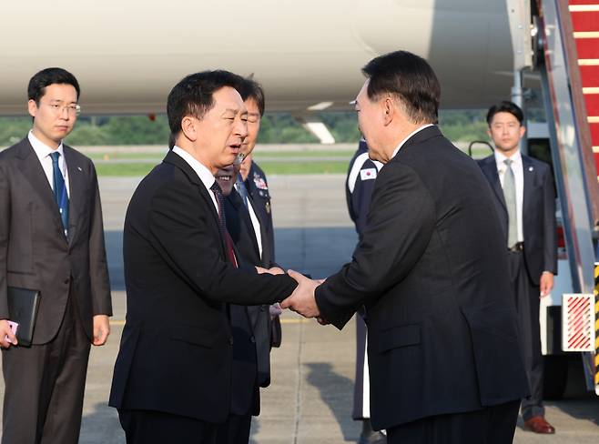 윤석열 대통령이 17일 성남 서울공항에서 한미일 정상회의 참석을 위해 미국으로 출국하며 전용기인 공군 1호기 탑승에 앞서 환송 나온 국민의힘 김기현 대표와 악수하고 있다. ⓒ연합뉴스