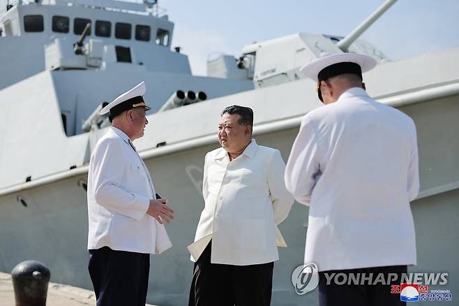 김정은, 한미연합연습 기해 해군 시찰ㆍ순항미사일 발사 참관 (평양 조선중앙통신=연합뉴스) 김정은 북한 국무위원장이 한미연합연습 '을지 자유의 방패'(UFSㆍ을지프리덤실드)를 기해 해군 함대를 시찰하고 전략무기 발사훈련을 참관했다. 조선중앙통신은 김 위원장이 "조선인민군 해군 동해함대 근위 제2수상함전대를 시찰했다"고 21일 보도했다. 김정은 국무위원장은 같은날 "경비함 해병들의 전략순항미싸일(미사일) 발사 훈련을 참관했다"고 통신은 전했다. 2023.8.21 
    [국내에서만 사용가능. 재배포 금지. For Use Only in the Republic of Korea. No Redistribution] nkphoto@yna.co.kr