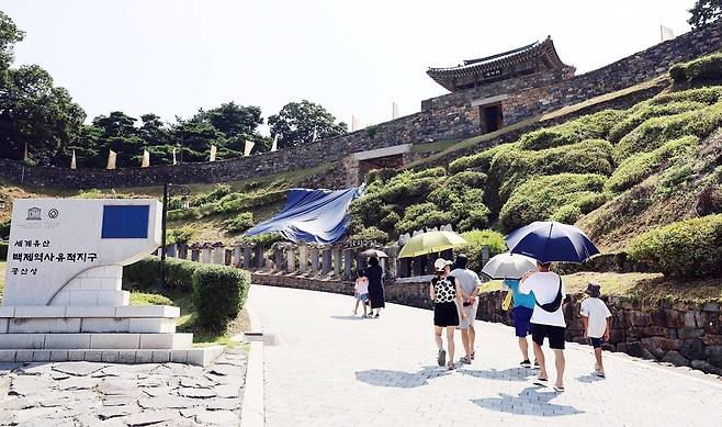 공주 공산성 찾은 가족 단위 나들이객 [촬영 이은파]