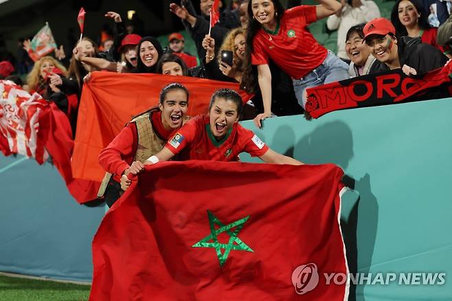 모로코의 16강 진출을 기뻐하는 선수들과 팬들 [EPA=연합뉴스]