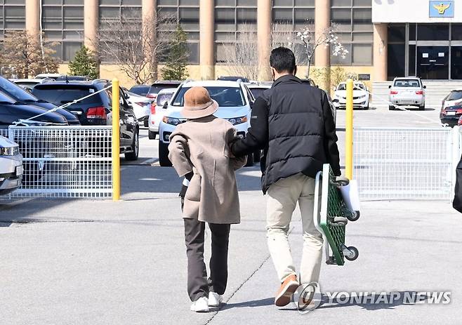 경찰서 나서는 급발진 의심 사고 할머니 [연합뉴스 자료사진]