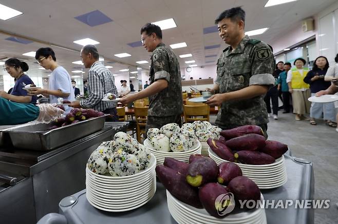 '을지연습' 점심 식단 (대전=연합뉴스) 김준범 기자 = 을지연습이 실시된 21일 대전 대덕구청 구내식당에서 주먹밥과 고구마가 점심으로 제공되고 있다. 대덕구는 이날 을지연습 훈련의 하나로 비상식량 급식 체험을 실시했다. 2023.8.21 psykims@yna.co.kr