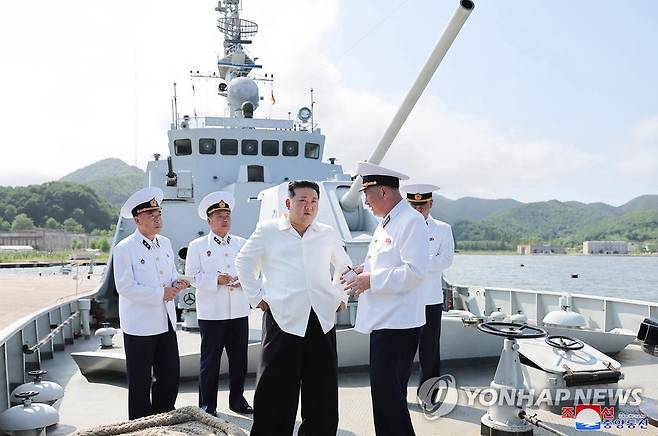 김정은, 한미연합연습 기해 해군 시찰ㆍ순항미사일 발사 참관 (평양 조선중앙통신=연합뉴스) 김정은 북한 국무위원장이 한미연합연습 '을지 자유의 방패'(UFSㆍ을지프리덤실드)를 기해 해군 함대를 시찰하고 전략무기 발사훈련을 참관했다. 조선중앙통신은 김 위원장이 "조선인민군 해군 동해함대 근위 제2수상함전대를 시찰했다"고 21일 보도했다. 김정은 국무위원장은 같은날 "경비함 해병들의 전략순항미싸일(미사일) 발사 훈련을 참관했다"고 통신은 전했다. 2023.8.21 
    [국내에서만 사용가능. 재배포 금지. For Use Only in the Republic of Korea. No Redistribution] nkphoto@yna.co.kr