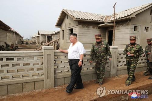 지난 2020년 9월 대청리 수해현장을 현지지도하는 北김정은 [조선중앙통신 연합뉴스 자료사진. 국내에서만 사용가능. 재배포 금지]