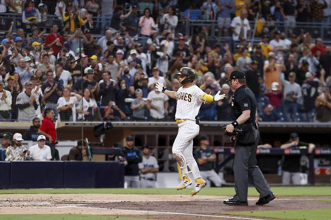 김하성이 22일 열린 MLB 마이애미 말린스와 홈경기에서 만루홈런을 친 뒤 홈으로 들어오며 세리머니를 펼치고 있다.(사진=AP/뉴시스)