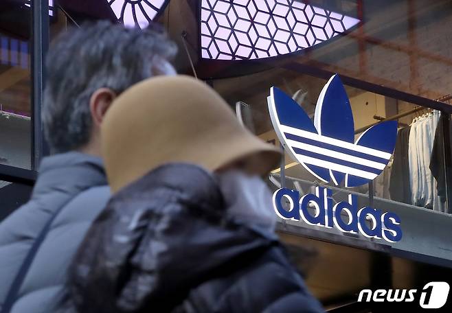 서울 중구 명동에 위치한 아디다스 매장. 2022.11.23/뉴스1. ⓒ News1 장수영 기자