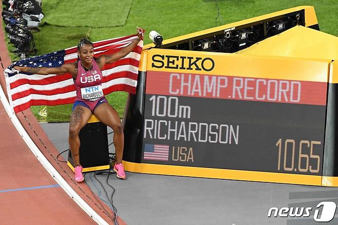 부다페스트 세계선수권에서 첫 여자 100m 금메달을 따낸 리처드슨. ⓒ AFP=뉴스1