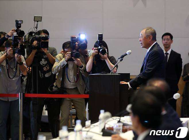 류진 한국경제인협회(한경협) 회장이 22일 서울 여의도 전국경제인연합회(전경련)회관에서 열린 임시총회에서 취임사를 하고 있다. 2023.8.22/뉴스1 ⓒ News1 구윤성 기자