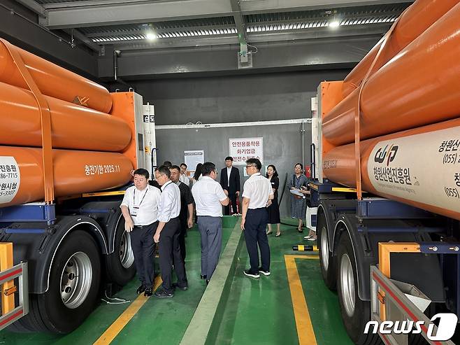 중국 안후이성 부양시 경제사절단이 성주수소충전소를 시찰하고 있다.(창원시 제공)