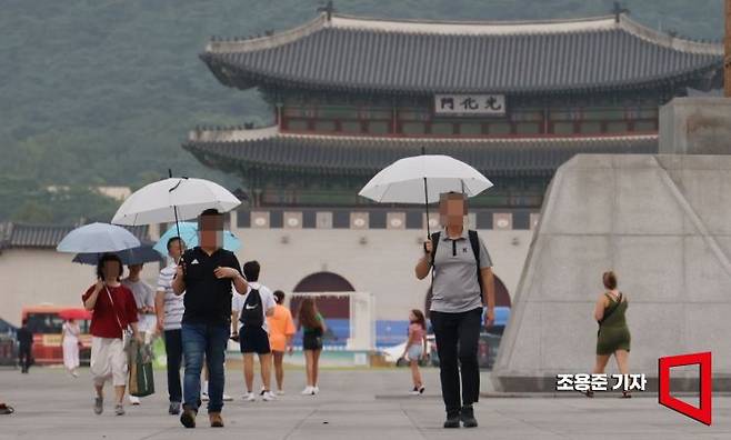 전국적으로 많은 비가 내릴것으로 예보된 23일 오전 우산을 쓴 시민들이 서울 광화문광장을 지나고 있다. 사진=조용준 기자 jun21@