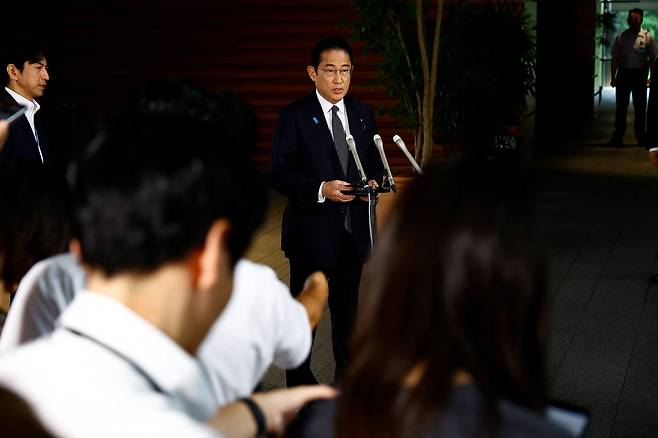 기시다 후미오 일본 총리가 22일 오전 도쿄 총리관저에서 기자들의 질문에 답하고 있다. /로이터 뉴스1