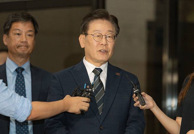 백현동 개발 비리 의혹 관련 조사를 마친 이재명 더불어민주당 대표가 지난 18일 오전 서울 서초구 서울중앙지방검찰청에서 취재진 질문에 답변하고 있다. /뉴스1