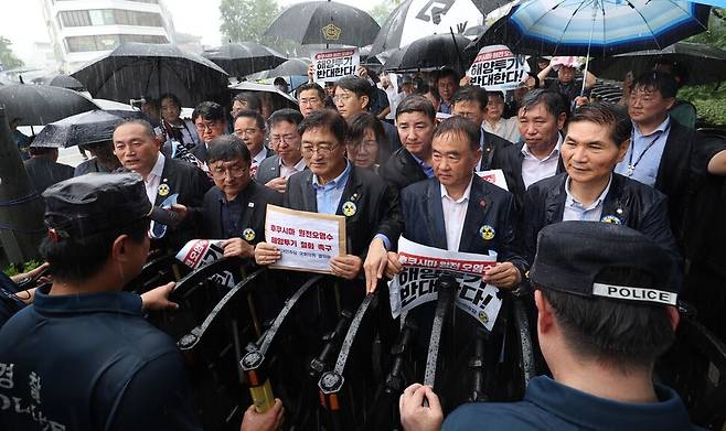 더불어민주당 후쿠시마 원전오염수 해양투기 총괄대책위 위원들이 22일 서울 종로구 주한 일본대사관 앞에서 결의문을 전달하려다 경찰에 제지당하고 있다. 강창광 선임기자