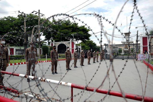 22일 탁신 친나왓 전 태국 총리가 구금된 방콕 교도소 앞에서 경찰들이 경계를 서고 있다. 방콕=EPA 연합뉴스