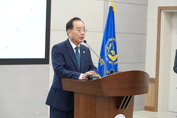 하윤수 부산광역시교육감이 부산광역시교육청에서 기자회견을 하고 있다. [사진=부산광역시교육청]