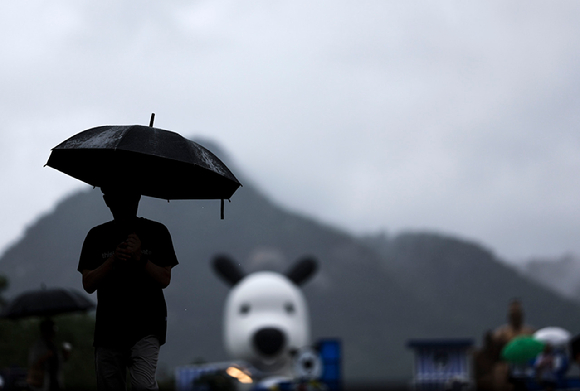 서울 종로구 광화문광장을 찾은 시민들이 우산을 쓴 채 이동하고 있다. [사진=뉴시스]
