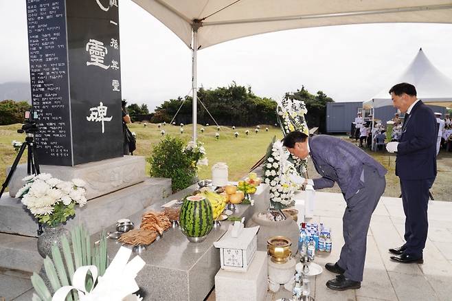 김희현 제주도 정무부지사가 제73주기 섯알오름사건 백조일손 및 행불인 영령 합동위령제에서 헌화하는 모습 (사진, 제주자치도)