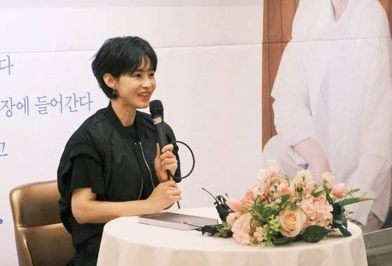 첫 에세이 『반은 미치고 반은 행복했으면』을 펴낸 배우 강혜정. 일상 속 단상부터 어린 시절의 회상까지 4년 동안 적어 내려간 글을 모았다. [사진 달 출판사]