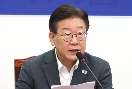 이재명 더불어민주당 대표가 22일 오후 서울 여의도 국회에서 열린 한미일 정상회담 평가 토론회에서 모두발언을 하고 있다. 뉴스1