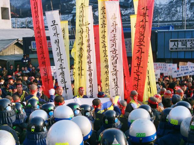 ▲ 1 고한·사북지역살리기공동추진위원회를 비롯한 지역 주민들이 피켓을 들고 나와 정부의 지역 살리기 대책 마련을 촉구하고 있다. 사진제공=고한·사북지역살리기공동추진위원회