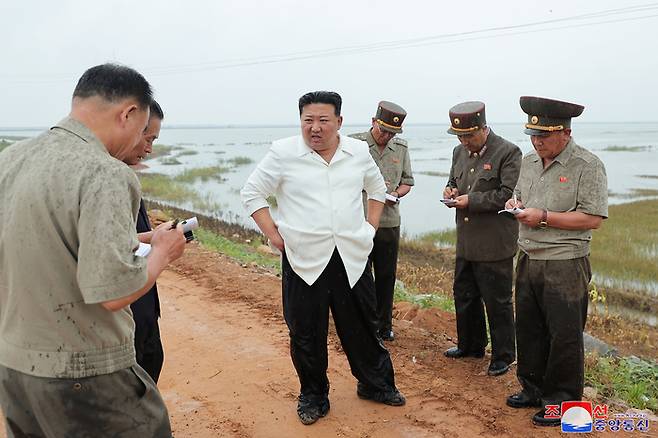 김정은 북한 국무위원장이 지난 21일 평안남도 간석지건설종합기업소 안석간석지 피해복구 현장을 현지지도 했다고 조선중앙통신이 22일 보도했다. 연합뉴스