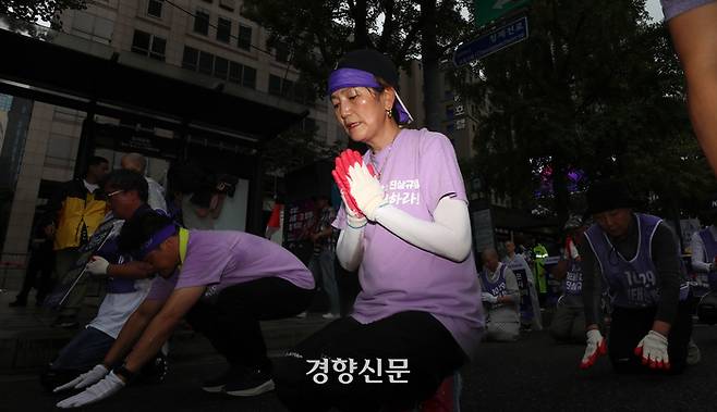 이태원 참사 유가족들이 이태원참사 진상규명 특별법 제정을 촉구하며 삼보일배를 하고 있다.