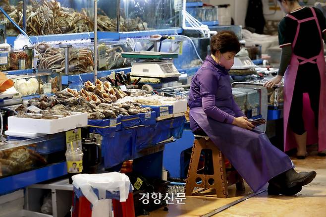 기시다 후미오 일본 총리가 후쿠시마 오염수 방류 개시를 오는 24일로 발표한 22일 서울 동작구 노량진수산시장에서 상인들이 손님을 기다리고 있다. 문재원 기자