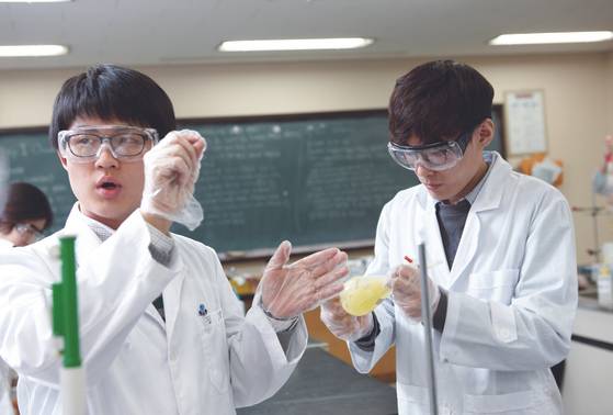 Students in the department of biomedical-chemical engineering engage in an experiment. [THE CATHOLIC UNIVERSITY OF KOREA]