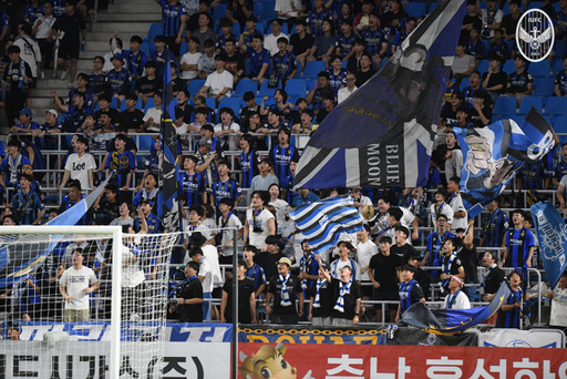 22일 오후 7시30분 중구 도원동 인천축구전용경기장에서 열린 ‘AFC 챔피언스리그(ACL) 2023-24 플레이오프(PO)’ 경기에서 관람객들이 인천유나이티드FC를 응원하고 있다. 인천유나이티드FC 제공