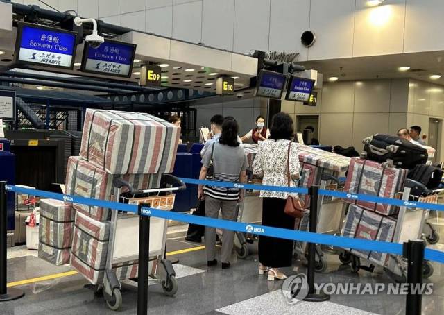 북한 고려항공 체크인 카운터에서 수속 중인 북한 사람들 <사진=연헙>
