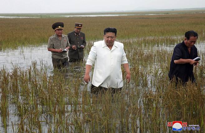 김정은 북한 국무위원장이 지난 21일 바닷물에 제방이 파괴되면서 침수된 평안남도 안석 간석지 현장을 직접 찾아 피해 복구 상황을 점검하고 있다. 이 자리에서 김 위원장은 김덕훈 내각총리를 거친 언어로 비판하면서 경제난에 따른 여론의 화살을 총리에게 돌렸다. 조선중앙통신