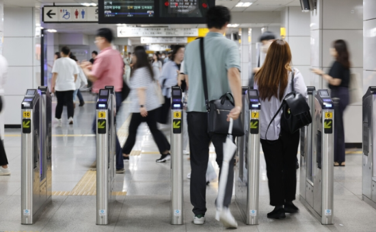 지하철 1호선 종각역에서 시민들이 개찰구를 통과하고 있다. (출처=연합뉴스)