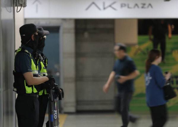 4일 오전 서현역 흉기 난동 사건이 벌어진 경기 성남시 분당구 서현역 AK플라자 인근에 경찰력이 배치돼 있다./사진=뉴시스