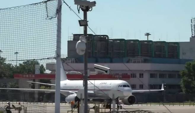 3년 7개월여만에 베이징 서우두공항에 착륙한 북한 고려항공 여객기./사진=현지방송 캡쳐