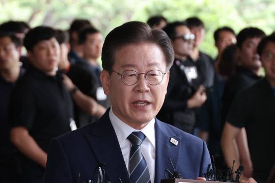 이재명 더불어민주당 대표가 백현동 개발 비리 배임 혐의와 관련해 피의자 신분으로 조사를 받기 위해 지난 17일 오전 서울 서초동 서울중앙지검에 출석하고 있다. 연합뉴스