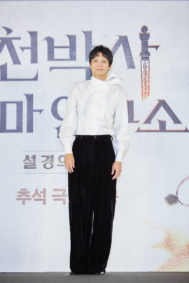 배우 강동원이 22일 서울 용산구의 한 영화관에서 열린 영화 '천박사 퇴마 연구소' 제작보고회에서 포즈를 취하고 있다. [연합]