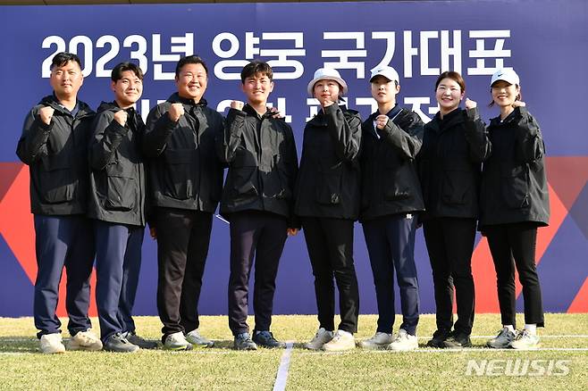 [서울=뉴시스]양궁 항저우아시안게임 리커브 국가대표. 왼쪽부터 김우진(청주시청), 이우석(코오롱), 오진혁(현대제철), 김제덕(예천군청), 임시현(한국체대), 안산(광주여대), 강채영(현대모비스), 최미선(광주은행) 2023.04.21 (사진=대한양궁협회 제공) photo@newsis.com