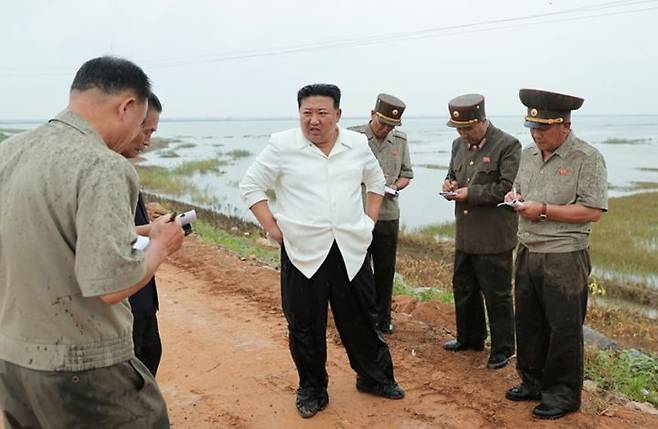 [서울=뉴시스] 22일 북한 노동신문은 김정은 국무위원장이 21일 평안남도 간석지 건설종합기업소 안석간석지 피해 복구현장을 현지지도했다고 밝혔다. 2023.08.22. (사진=노동신문 캡처) *재판매 및 DB 금지