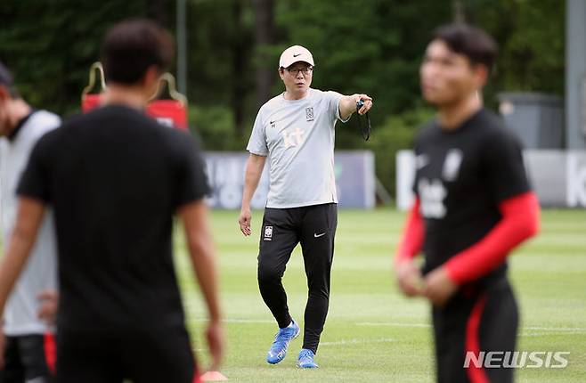 [파주=뉴시스] 고승민 기자 = 2022 항저우 아시안게임 축구대표팀 황선홍 감독이 25일 경기 파주 NFC에서 훈련 지시를 하고 있다. 2023.07.25. kkssmm99@newsis.com