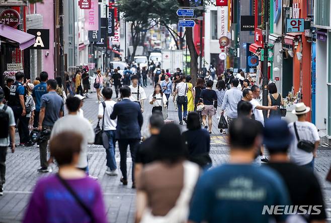 [서울=뉴시스] 정병혁 기자 = 중국 정부가 자국민의 한국 단체관광을 지난 2017년 이후 6년5개월만에 허용하며 한국을 찾는 중국인 여행객들이 늘어남에 따라 국내 여행·면세·호텔등 관련업계의 기대감이 고조되고 있다. 14일 서울 중구 명동거리가 여행객들로 붐비고 있다. 2023.08.14. jhope@newsis.com