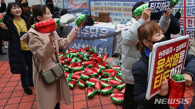 [서울=뉴시스] 고범준 기자 = 이재명 더불어민주당 대표 강성 지지자들로 구성된 더불어수박깨기운동본부 회원들이 지난 3월 3일 오후 서울 영등포구 더불어민주당 당사 앞에서 이 대표 체포동의안 표결에 반란표를 던진 민주당 의원들을 겨냥하는 집회를 하고 있다. 이 수박은 겉은 민주당, 속은 국민의힘이란 뜻이다. 2023.03.03. bjko@newsis.com