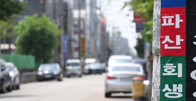 15일 경기 시흥시 시화국가산업단지 곳곳에 파산·회생 관련 불법 광고물이 붙어있다. 오승현 기자