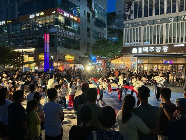 부산 기장군이 문화예술 저변 확대를 위해 ‘거리공연(버스킹Zone) 지원 사업’을 운영하고 있는 모습. 사진제공ㅣ부산 기장군