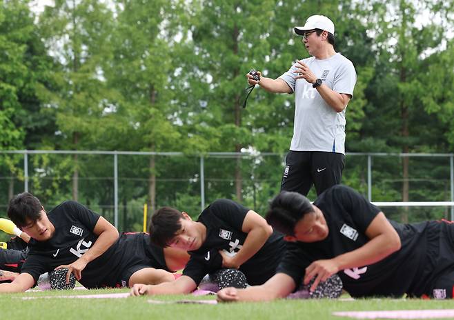 항저우 아시안게임 남자축구 국가대표팀 황선홍 감독이 25일 오후 경기도 파주 NFC(대표팀트레이닝센터)에서 선수들에게 스트레칭을 지시하고 있다. 2023.7.25 연합뉴스