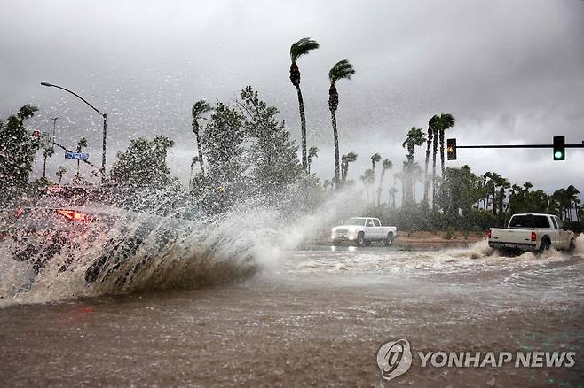 미국 캘리포니아주 내륙 커씨드럴시티에 내린 폭우  [AFP=연합뉴스. 재판매 및 DB 금지]