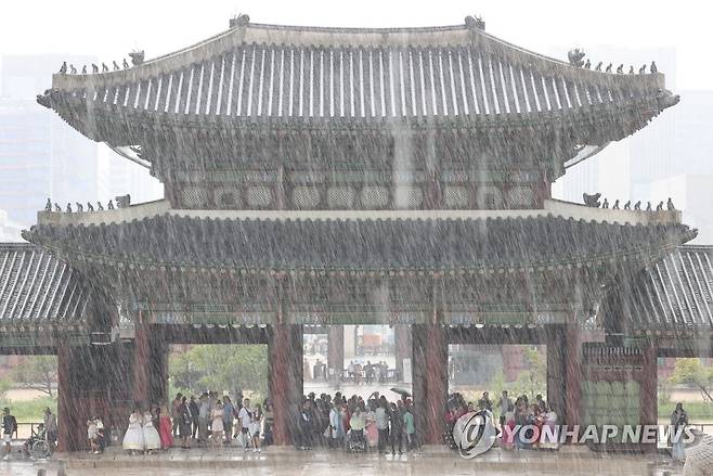 '비 피하러 처마로' [연합뉴스 자료사진]