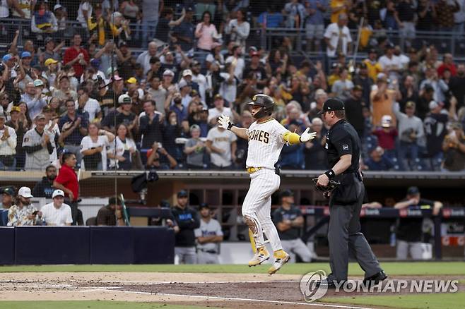 김하성, MLB 개인 첫 만루 홈런 (샌디에이고 AP=연합뉴스) 김하성이 22일(한국시간) 미국 캘리포니아주 샌디에이고 펫코 파크에서 열린 2023 미국프로야구 메이저리그 마이애미 말린스와의 홈 경기, 2회말 만루 홈런을 친 뒤 홈에 도착하고 있다.