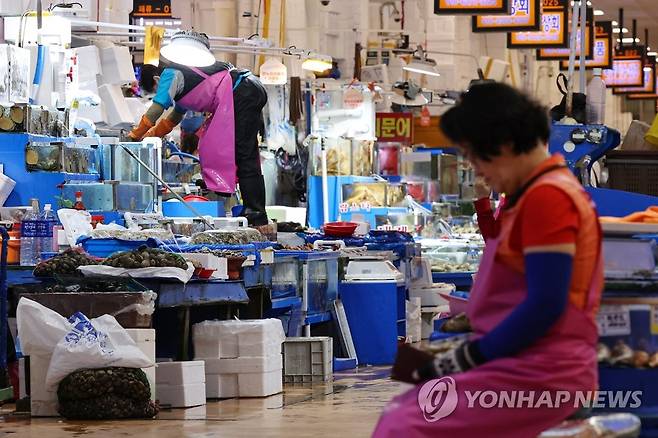 수산시장에서 손님 기다리는 상인 (서울=연합뉴스) 신현우 기자 = 22일 일본 정부가 후쿠시마 제1원자력발전소 오염수(일본 정부 명칭 '처리수')의 해양 방류를 이르면 24일부터 개시하기로 공식 결정했다. 기시다 후미오 일본 총리는 이날 오염수 방류를 위한 관계 각료회의를 마친 뒤 방류 개시 시점과 관련해 "기상 등 지장이 없으면 24일로 예상한다"고 말했다. 이는 2021년 4월 스가 요시히데 당시 총리가 오염수 처분 방식으로 해양 방류를 결정한 지 2년 4개월 만이다.
    사진은 이날 서울 동작구 노량진수산시장. 2023.8.22 nowwego@yna.co.kr