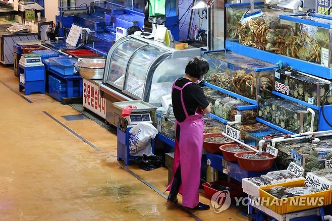 일본 원전 오염수 방류 결정, 수산시장은 (서울=연합뉴스) 신현우 기자 = 22일 일본 정부가 후쿠시마 제1원자력발전소 오염수(일본 정부 명칭 '처리수')의 해양 방류를 이르면 24일부터 개시하기로 공식 결정했다. 기시다 후미오 일본 총리는 이날 오염수 방류를 위한 관계 각료회의를 마친 뒤 방류 개시 시점과 관련해 "기상 등 지장이 없으면 24일로 예상한다"고 말했다. 이는 2021년 4월 스가 요시히데 당시 총리가 오염수 처분 방식으로 해양 방류를 결정한 지 2년 4개월 만이다.
    사진은 이날 서울 동작구 노량진수산시장. 2023.8.22 nowwego@yna.co.kr